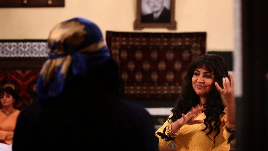 L'actrice syrienne Waha al-Raheb danse une danse traditionnelle lors du tournage d'une série télévisée à Abu Dhabi, le 3 juin 2013