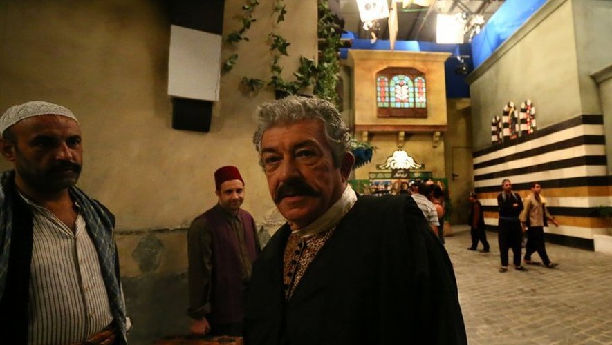 L'acteur syrien Salim Sabri et d'autres acteurs tournent une série télévisée dans un studio d'Abu Dhabi, le 30 mai 2013