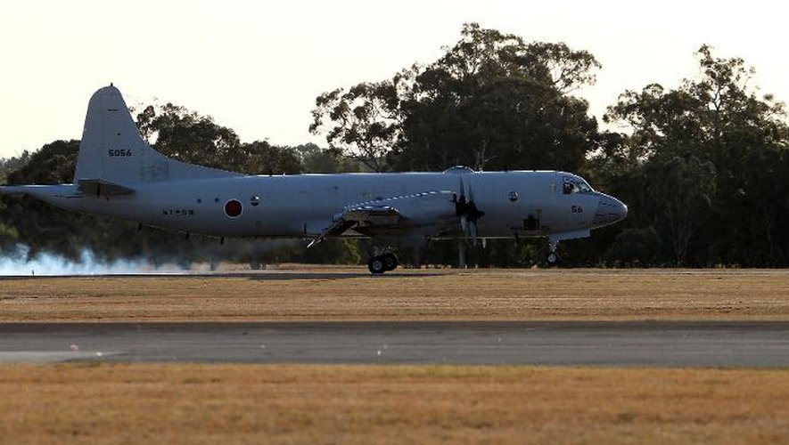 Un avion de l'armée japonaise, qui participe aux recherches du vol MH370, décolle d'une base de l'armée Australienne près de Perth, le 23 mars 2014