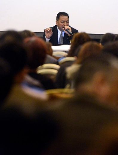 L'ambassadeur de Malaisie répond aux questions des proches de passagers du vol disparu MH370, à Pékin le 24 mars 2014