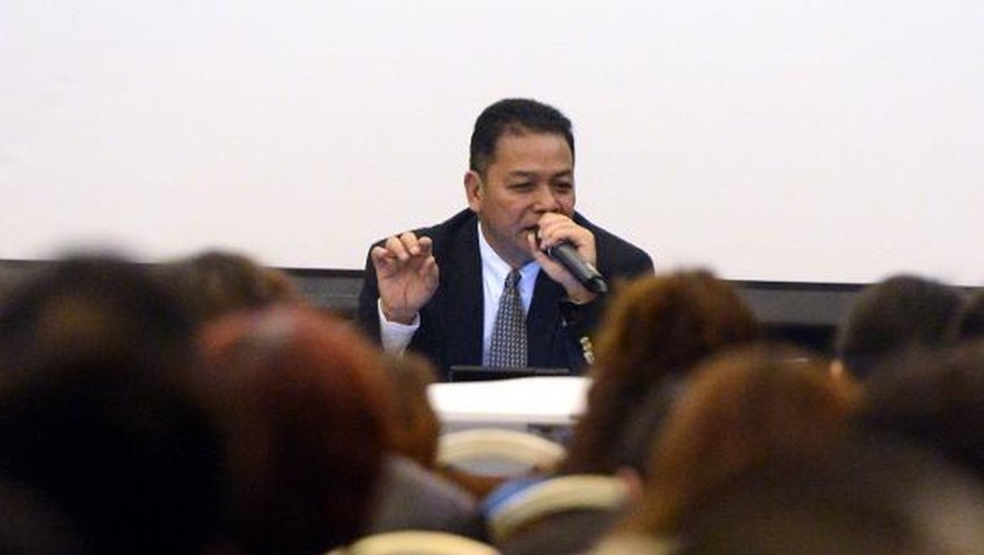 L'ambassadeur de Malaisie répond aux questions des proches de passagers du vol disparu MH370, à Pékin le 24 mars 2014