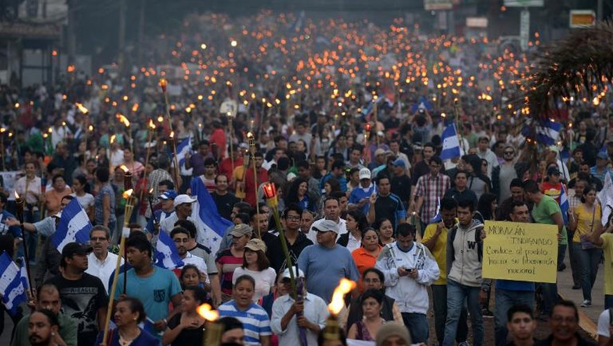 Marche le 5 juin 2015 dans les rues de Tegucigalpa pour réclamer la démission du président hondurien Juan Orlando Hernandez accusé de corruption
