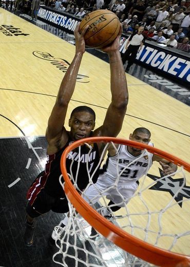 Chris Bosh des Miami Heat marque contre les San Antonio Spurs en finale NBA le 13 juin 2013 à San Antonio, au Texas