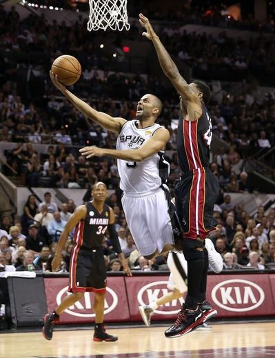 Tony Parker des San Antonio Spurs sur le point de marquer contre les Miami Heat en finale NBA le 13 juin 2013 à San Antonio, au Texas