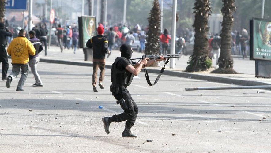 Affrontements entre police anti-émeutes et étudiants pro-Morsi, au Caire le 19 mars 2014