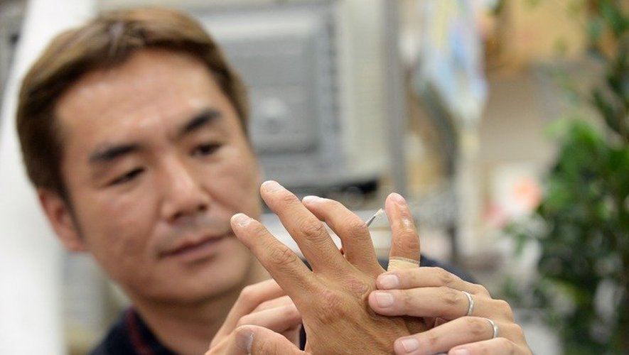 Le spécialiste des prothèses Shintaro Hayashi vérifie le doigt en silicone d'un ancien Yakuza, dans son bureau à Tokyo