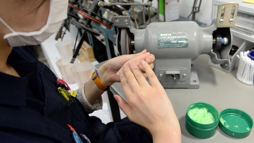 Un prothésiste prépare un doigt en silicone pour réparer la main d'un ancien Yakuza, à Tokyo
