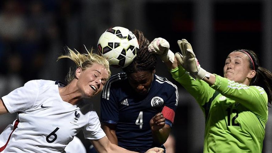 L'attaquante de l'équipe de France Marie-Laure Delie (c), lors d'un match amical contre l'Ecosse le 28 mai 2015 à Nancy