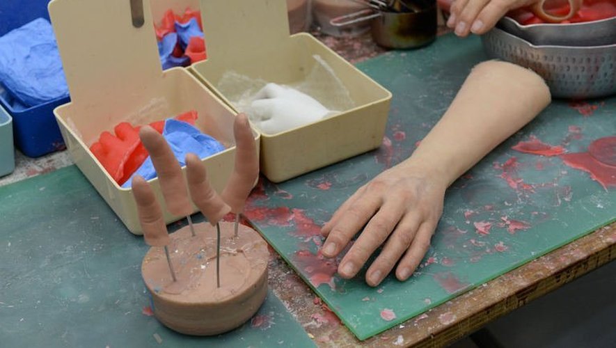 Des doigts en silicone déstinés à réparer les mains d'anciens yakuza sont posés sur une table dans le bureau du prothésiste Shintaro Hayashi à Tokyo
