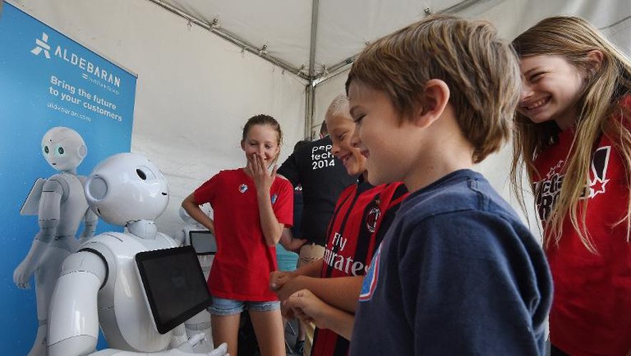 Des enfants entourent le robot 'Pepper' lors du concours de robots le 5 juin 2015 à Pomona en Californie