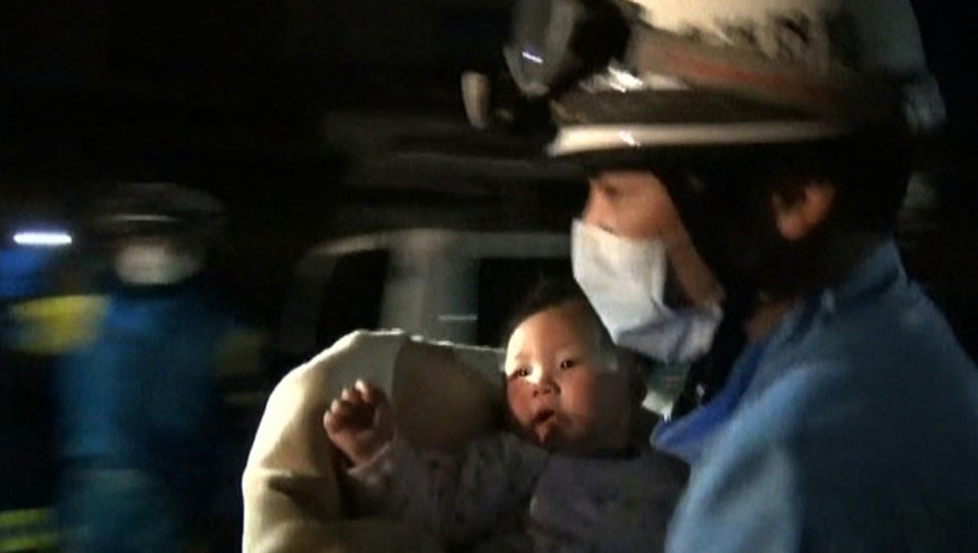 Capture d'écran d'une vidéo fournie par la préfecture de police de Kunamoto le 15 avril 2016 montrant un sauveteur sortant des décombres un bébé de huit mois, après un séisme qui a fait neuf morts au Japon
