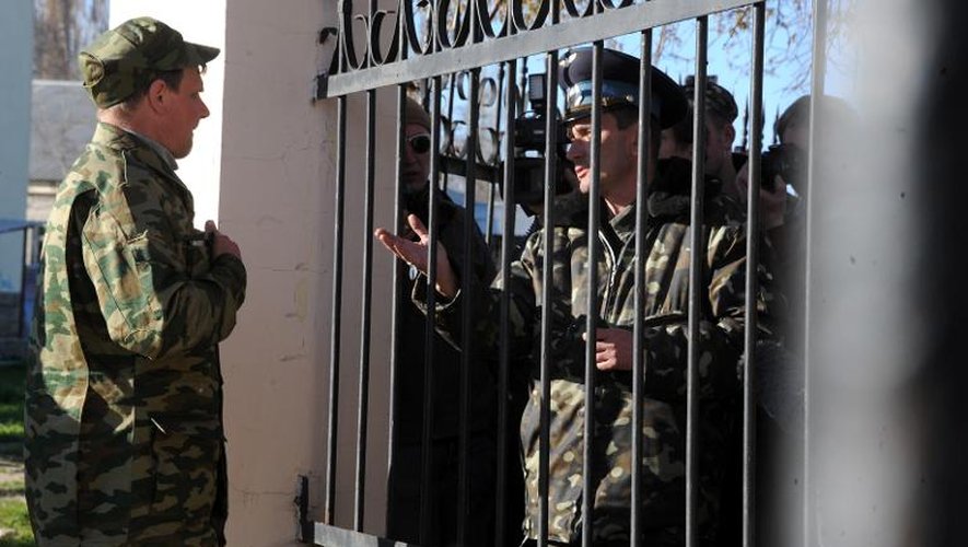 Un officier russe parle à un officier ukrainien, avant de prendre possession de la base aérienne de Belbek, en Crimée le 22 mars 2014