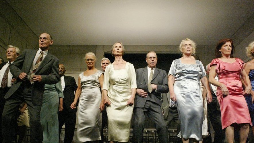 Des retraités interprètent, le 25 octobre 2005 à Clermont-Ferrand, "Kontakthof" mis en scène par Pina Bausch