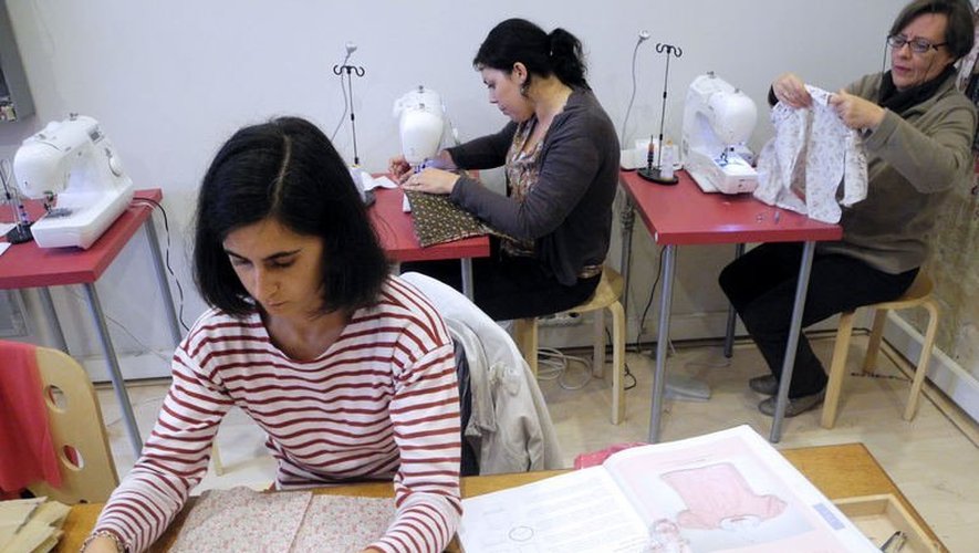 Des femmes participent le 14 juin 2013 à Bordeaux à un atelier de couture