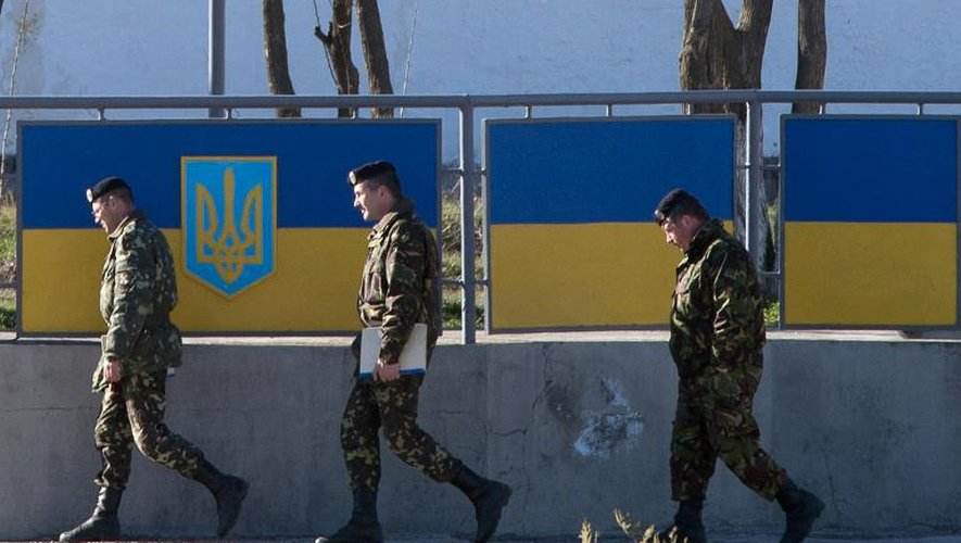Des officiers russes marchent près de la base de Féodossia, en Crimée, le 23 mars 2014