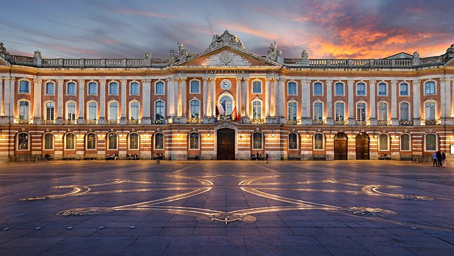 La place du Capitole à Toulouse a été classée troisième plus belle place de France.
