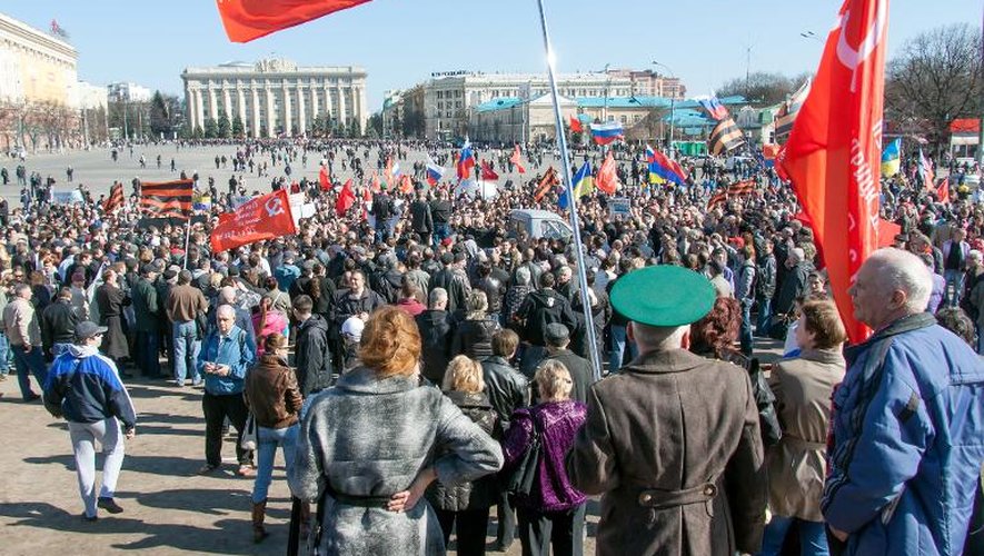 Des manifestants pro-russes dans la ville de Kharkiv, dans l'est de l'Ukraine, le 23 mars 2014