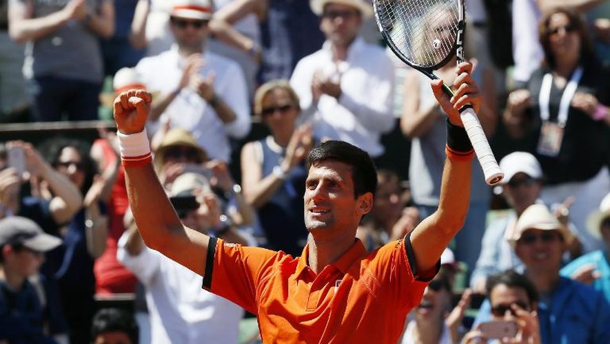 Le Serbe Novak Djokovic célèbre sa victoire contre l'Ecossais Andy Murray en demi-finale du tournoi de Roland-Garros, le 6 juin 2015
