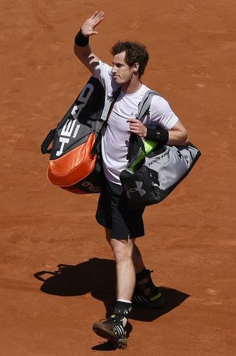 L'Ecossais Andy Murray quitte le court, battu par le Serbe Novak Djokovic en demi-finale du tournoi de Roland-Garros, le 6 juin 2015