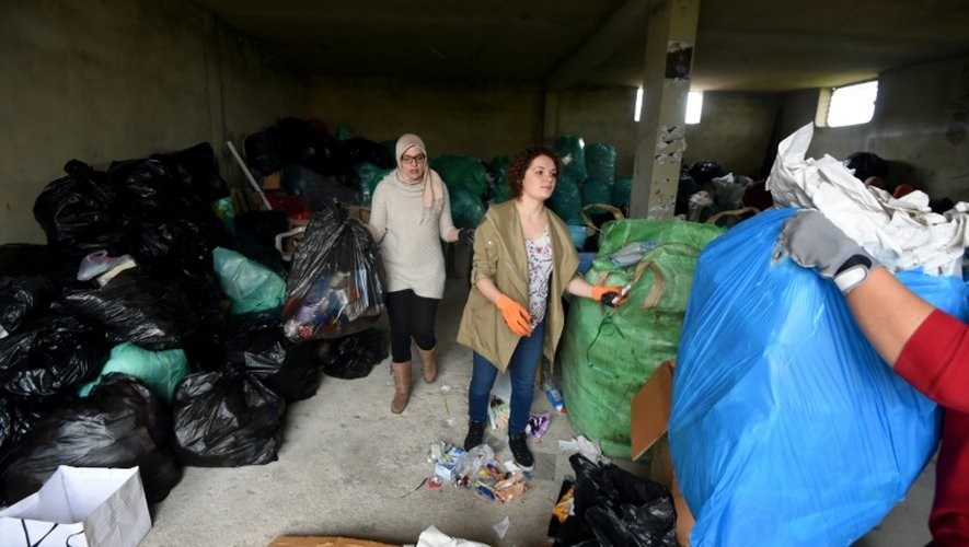 Des bénévoles tunisiens trient les ordures dans une déchetterie à Tunis le 2 avril 2016