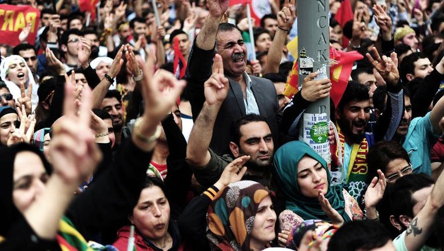 Des partisans de Selahattin Demirtas lors d'un rassemblement de campagne le 6 juin 2015 à Istanbul