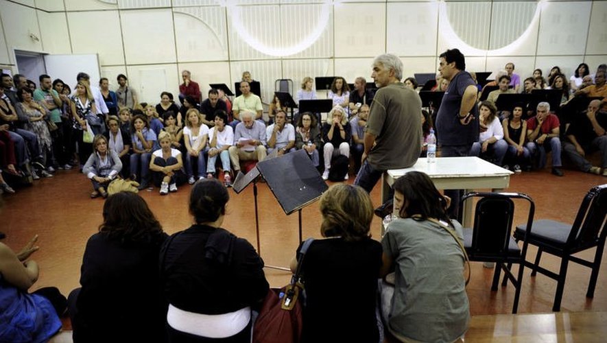 Des employés de la radiotélévision publique grecque tiennent une assemblée générale dans son siège à Athènes, le 13 juin 2013