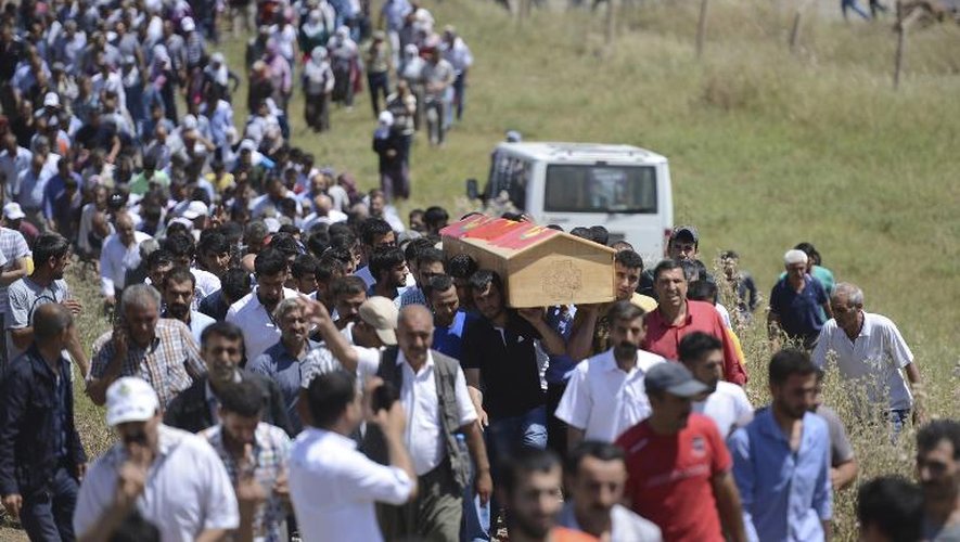 Cortège lors de l'enterrement de Ramazan Yildiz le 6 juin 2015 à Diyarbakir, au lendemain d'une attaque formelle qui a fait deux morts dans cette ville