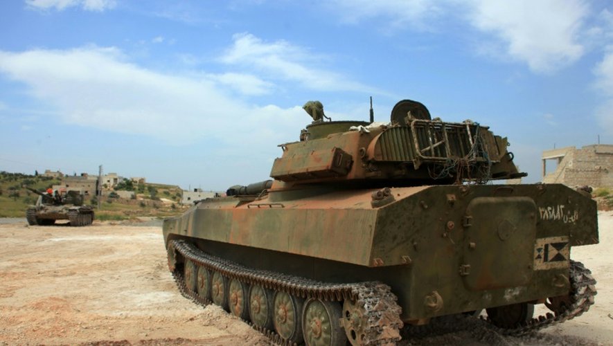 Les tanks de l'armée syrienne patrouillent dans la ville de Khan Tuman, dans la province d'Alep, le 11 avril 2016