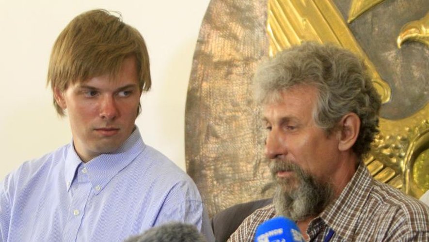 Les Russes Sergei Cherepanov (g) et Mikhail Antyufeev (d) après leur libération à Khartoum au Soudan, le 6 juin 2015