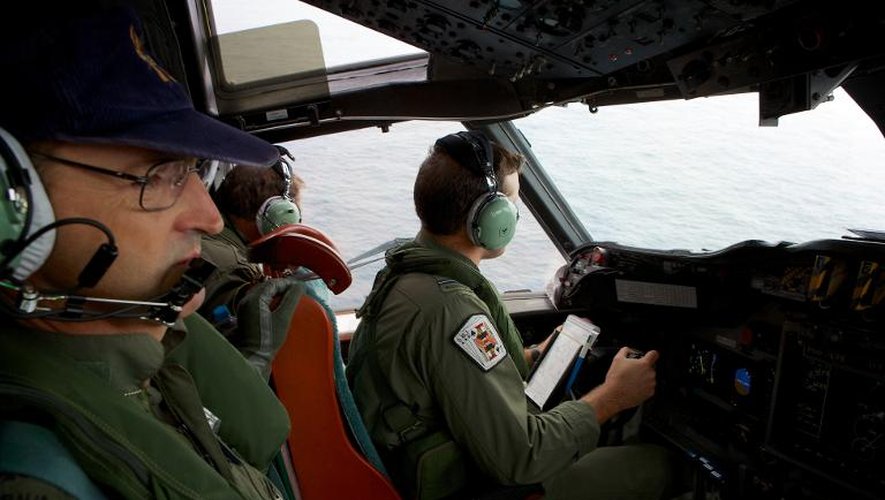 Une équipe de recherche du vol MH370 survole l'océan indien le 24 mars 2014