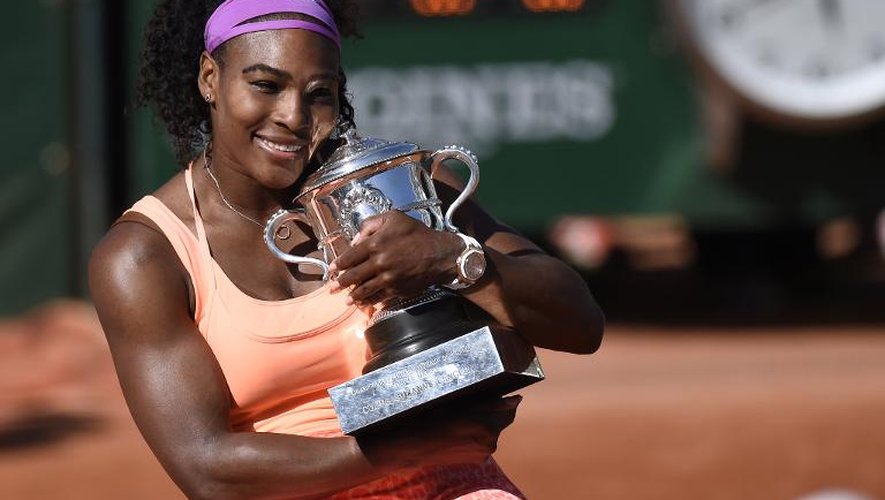 Serena Williams pose avec son trophée de Roland-Garros, le 6 juin 2015