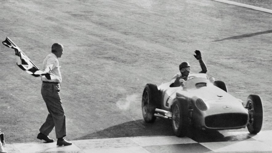 Juan Manuel Fangio, dans sa Mercedes, sur la ligne d'arrivée du Grand Prix de Buenos Aires, le 16 janvier 1955
