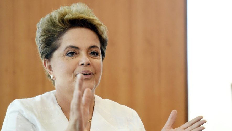 La président brésilienne Dilma Rousseff applaudit lors d'une rencontre avec le secrétaire général de l'Organisation des Etats américains (OEA) à Brasilia le 15 avril 2016