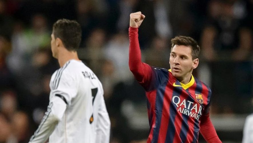 Lionel Messi brandit le poing après avoir marqué pour le FC Barcelone contre le Real Madrid dans le clasico en Championnat d'Espagne le 23 mars 2014 au stade Santiago Bernabeu