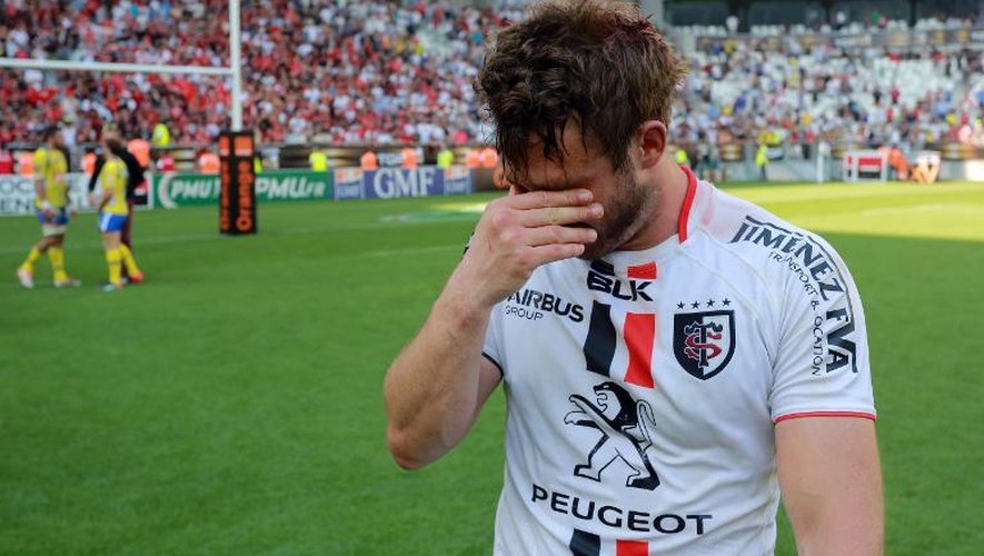 Le Toulousain Maxime Médard en pleurs après la défaite de son équipe en demi-finale de Top 14 contre Clermont, le 6 juin 2015 à Bordeaux