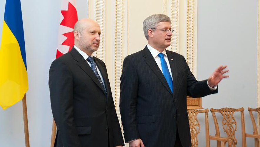 Olexandre Tourtchnov, président ukrainien par intérim, et le premier ministre canadien Stephen Harper à Kiev le 22 mars 2014