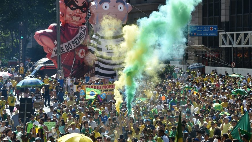 Des partisans de la destitution de la présidente brésilienne Dilma Rousseff protestent à Sao Paulo le 17 avril 2016