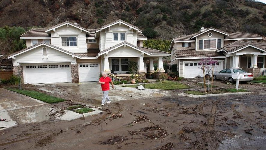 Un homme devant sa maison menacée par un glissement de terrain à Azusa en Californie le 1er mars 2014