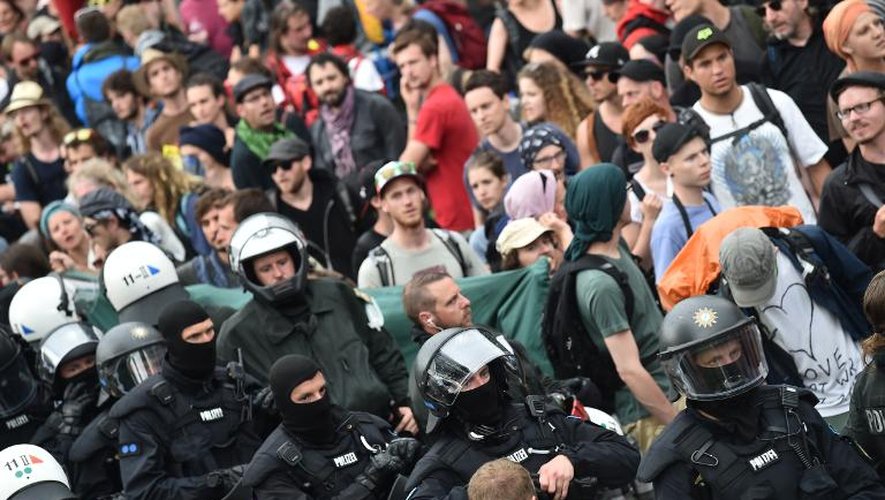 Des policiers encadrent une manifestation anti-G7 à Garmisch-Partenkirchen, au sud-ouest de l'Allemange, le 6 juin 2015