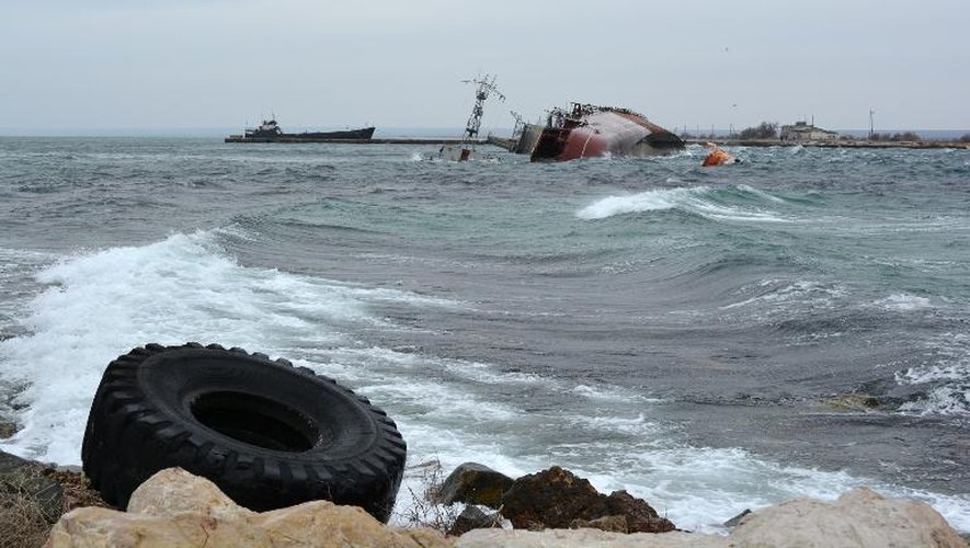 Des navires coulés délibérément par la Russie selon la marine ukrainienne à l'entrée du lac Donouzlav le 8 mars 2014