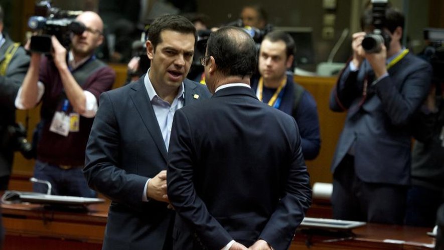 Le Premier ministre grec Alexis Tsipras (à gauche) discute avec François Hollande à Bruxelles le 12 février 2015