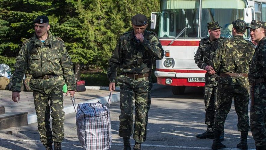 Des marines ukrainiens s'apprêtent à quitter leur unité militaire à Feodosiya le 24 mars 2014