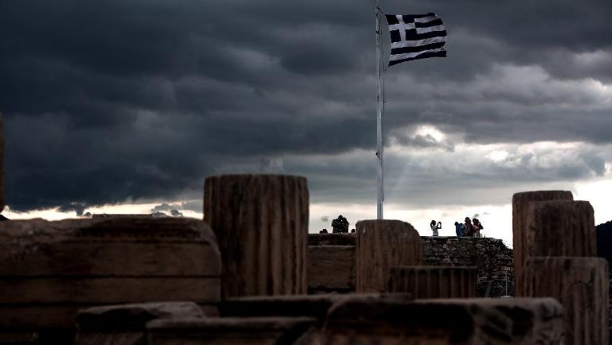Le drapeau grec flotte sur l'Acropole à Athènes le 5 juin 2015