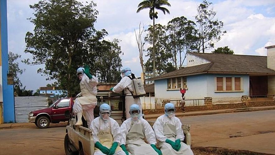 Photo prise le 9 avril 2005 montrant des employés revêtant des combinaisons de protection après un cas de fièvre Ebola à environ 300 km au nord de la capitale de l'Angola, Luanda