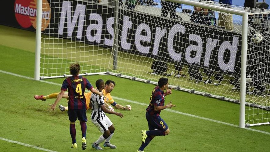 L'attaquant du FC Barcelone Luis Suarez inscrit le 2e but face à la Juventus en finale de la Ligue des champions, le 6 juin 2015 à Berlin