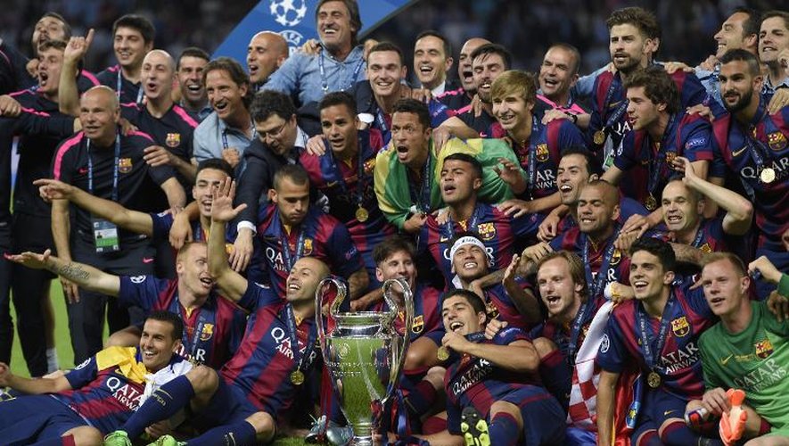 Le joueurs du FC Barcelone posent avec le trophée de la Ligue des champions, le 6 juin 2015 à Berlin