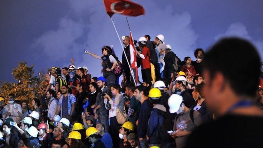 Des manifestants dans le parc Gezi à Istanbul, le 14 juin 2013