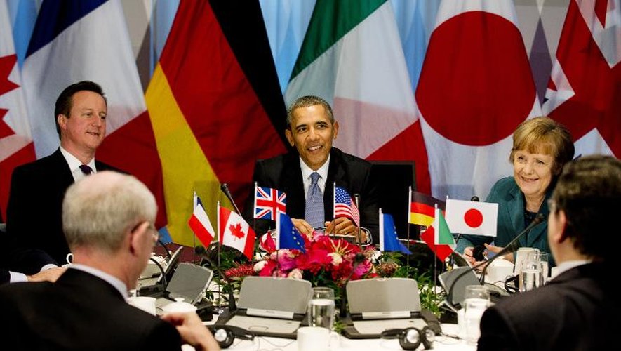 (De gauche à droite) Le Premier ministre britannique David Cameron, le président américain Barack Obama et la Chancelière allemande Angela Merkel au Sommet du G7 à La Haye le 24 mars 2014