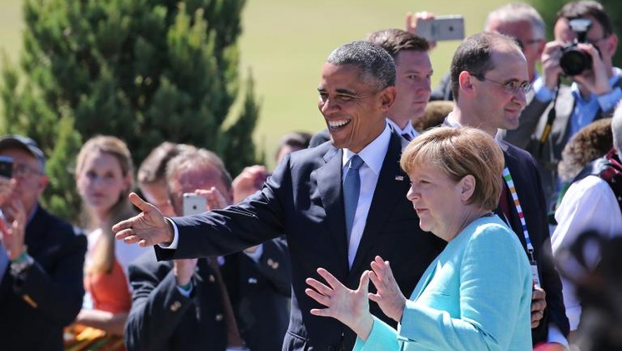La chancelière Angela Merkel et le président américain Barack Obama saluent la foule lors de leur arrivée pour une séance de travail à Kruen près de Garmisch-Partenkirchen, en Allemagne, le 7 juin 2015