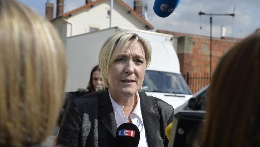 La présidente du FN Marine Le Pen répond aux journalistes devant le siège social du FN à Nanterre, le 24 mars 2014